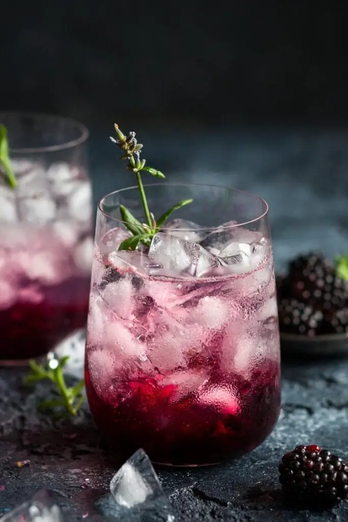 Koktel Blackberry dan Lavender dalam gelas dengan ais