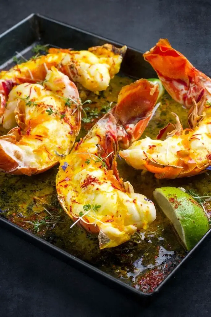 Ogologo Barbecue Lobster emere n'ụlọ nwere wayo na ihe ọṅụṅụ lemon