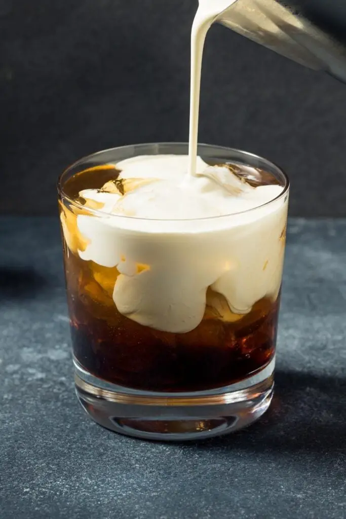 Cóctel ruso blanco borracho con licor de caramelo