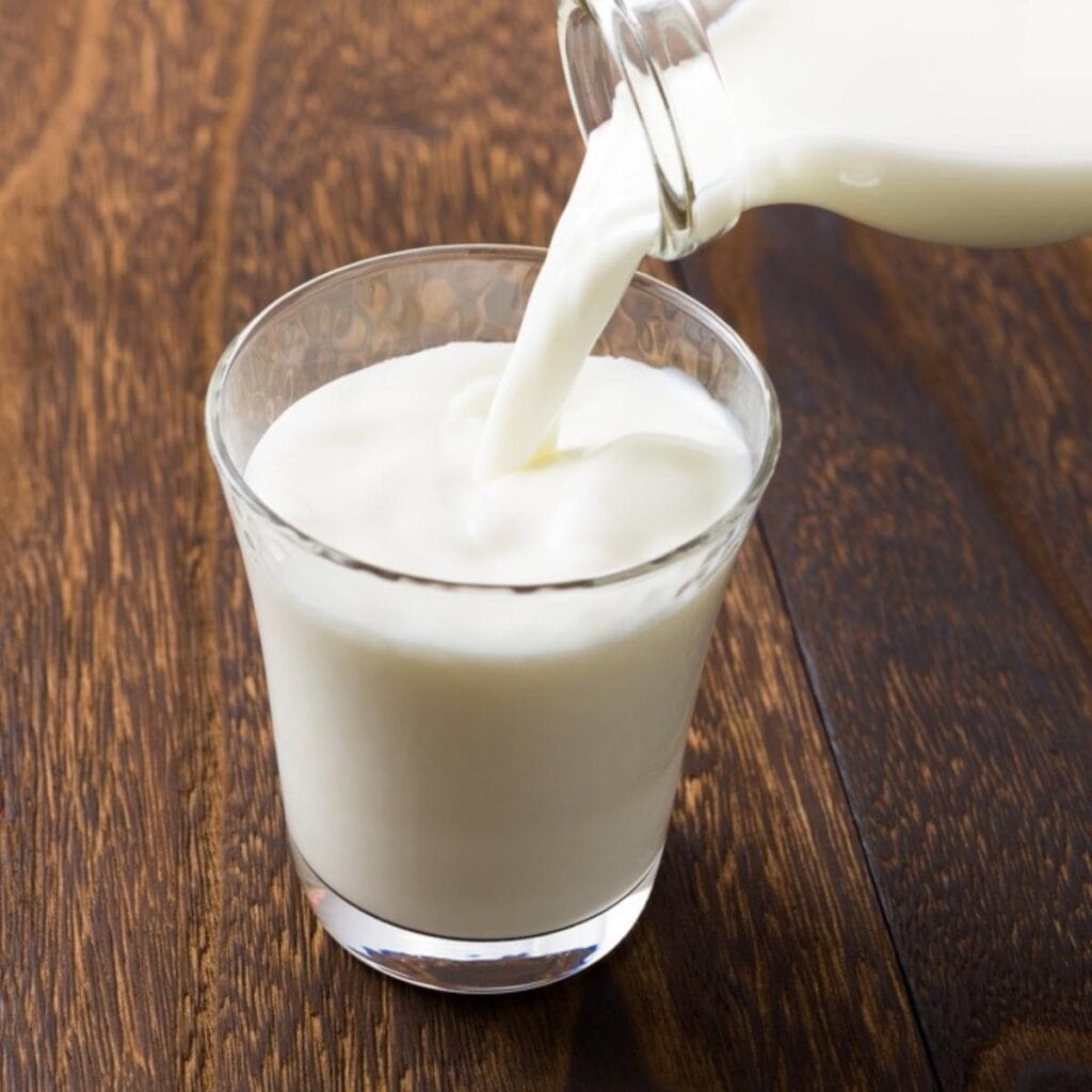 دودھ پینے کے لیے گلاس میں ڈالا۔