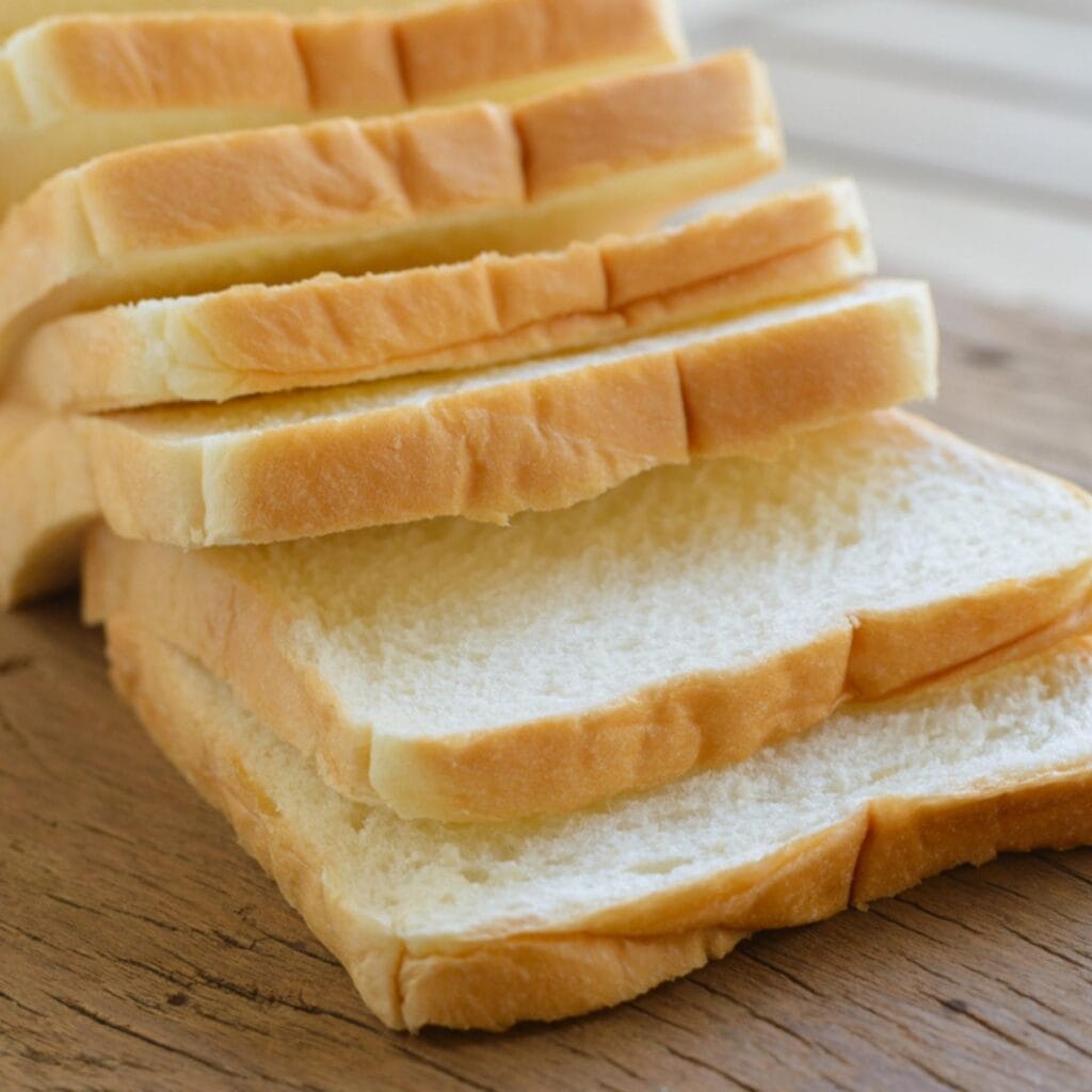 Leipä viipaloitua valkoista leipää