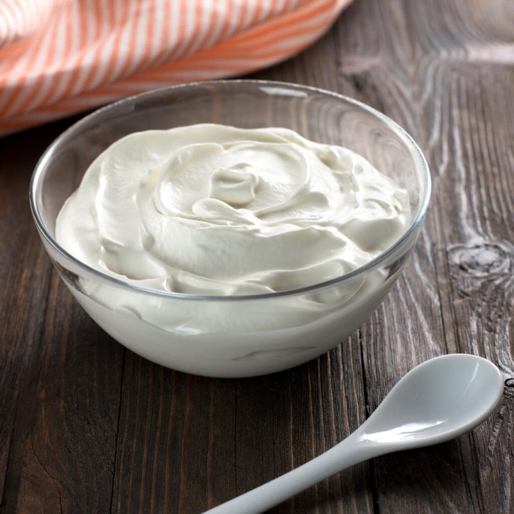 Yogurt greco in un contenitore di vetro