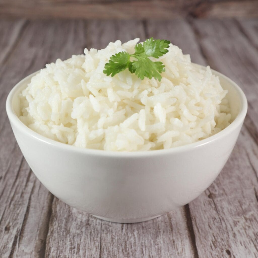 Tazón de arroz blanco con perejil encima