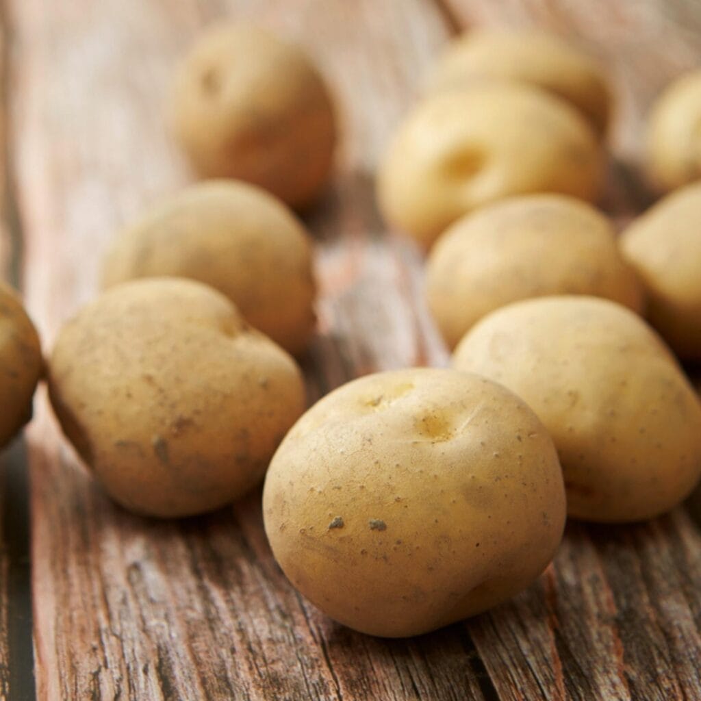 Patatas encima de una mesa de madera