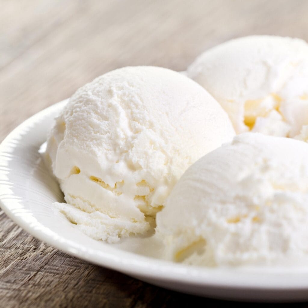 tri kopčeky vanilkovej zmrzliny na tanieri
