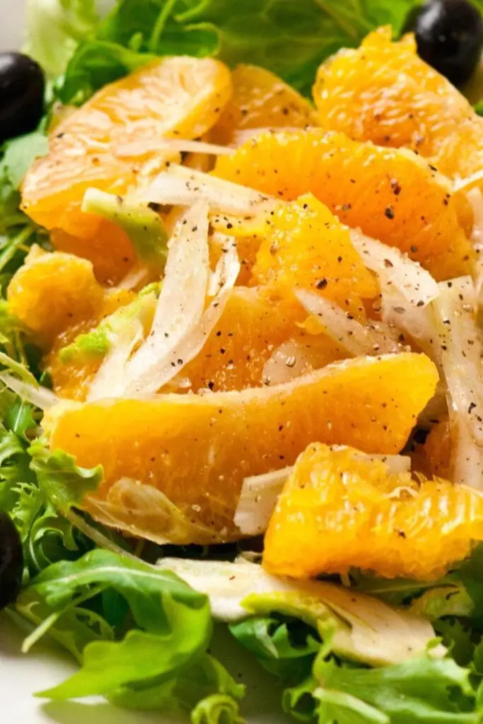 Ensalada saludable de hinojo con naranja, aceitunas y verduras