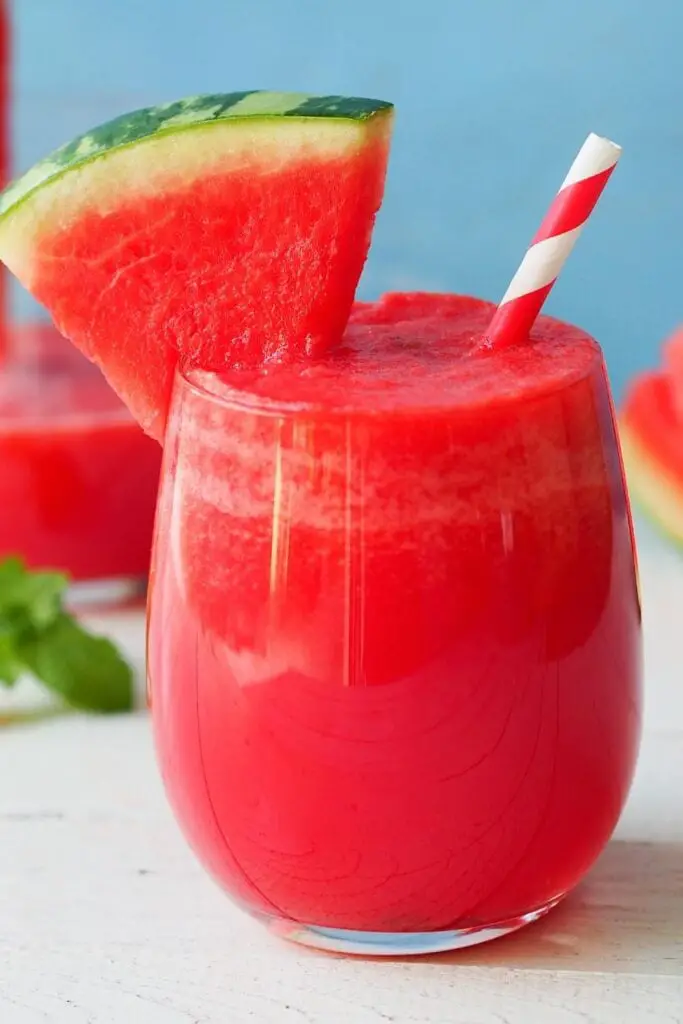 Ferfrissende watermeloen smoothie yn in glês