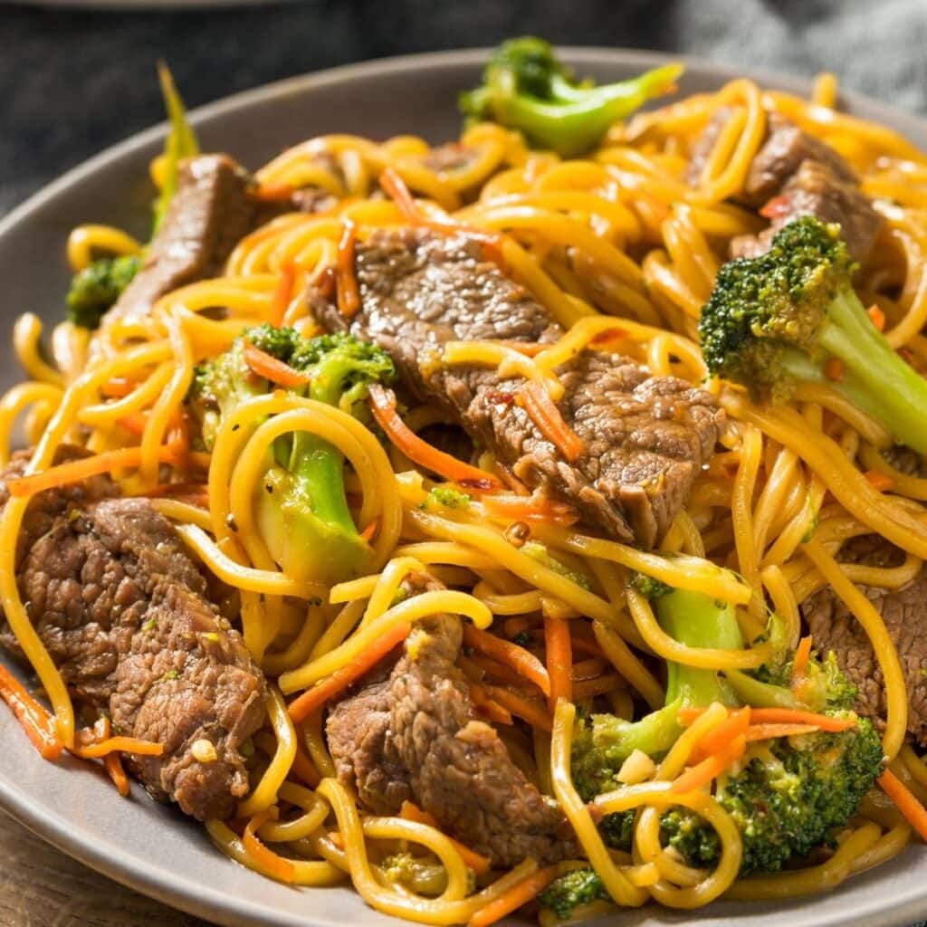 Lo Mein De Ternera Casero Con Zanahorias Y Brócoli