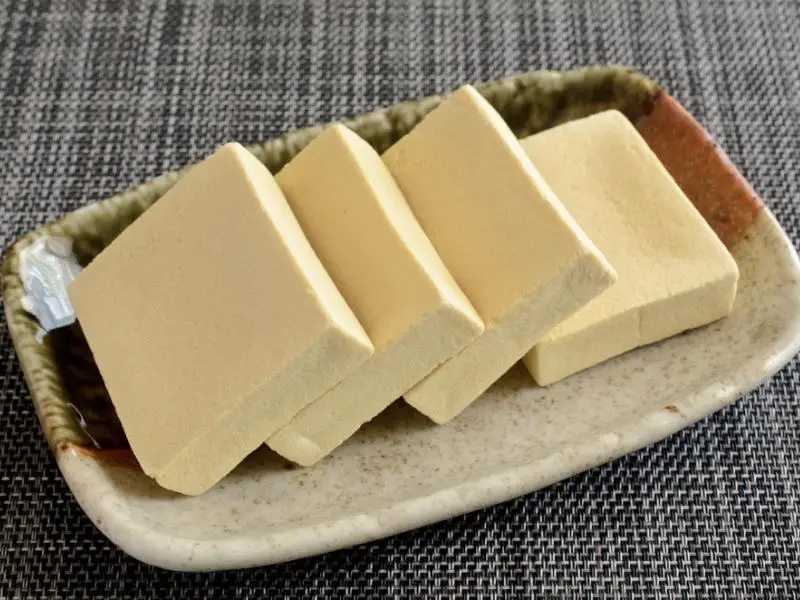 Gesneden bevroren tofu op een bord