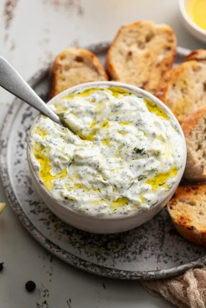 Tzatziki au yaourt maison avec du pain