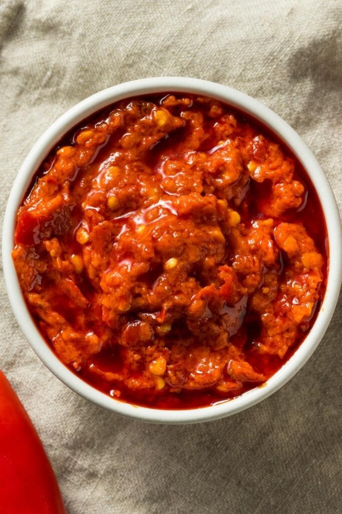 ایک پیالے میں گرم چٹنی پھیلائیں۔