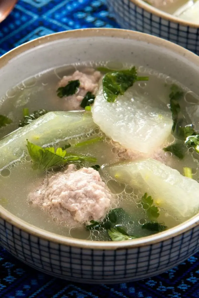 Weiße Kürbis-Fleischbällchen-Suppe