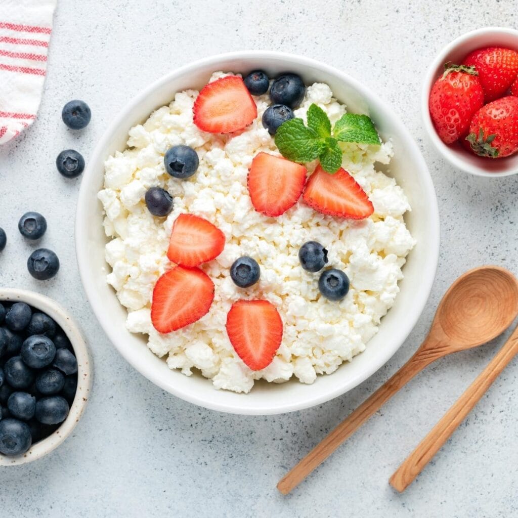 Requesón con Fresas y Arándanos en un Tazón