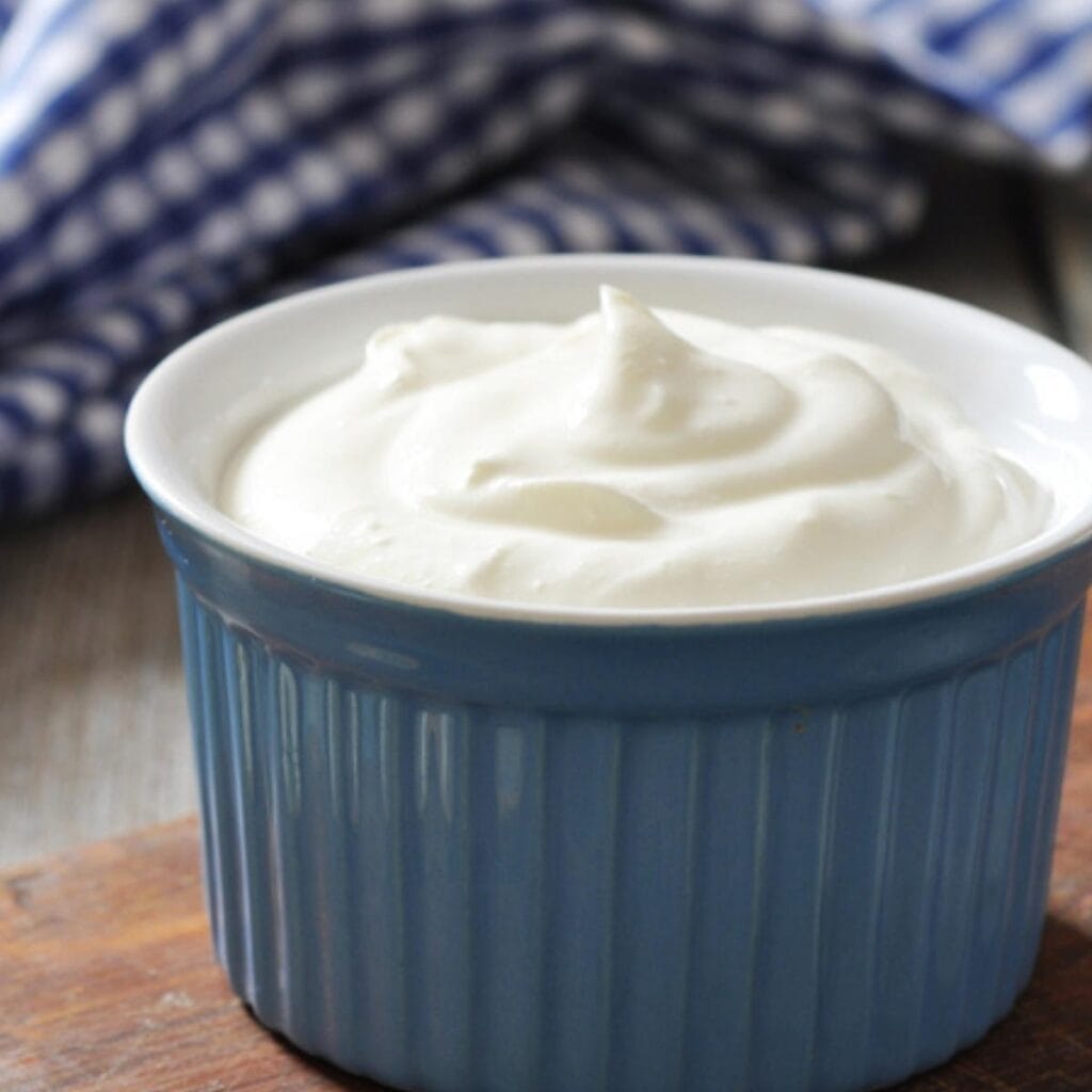 Yogur griego en un pequeño plato azul