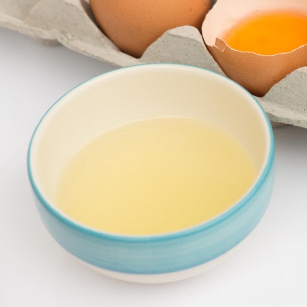 Clara de huevo en un plato pequeño