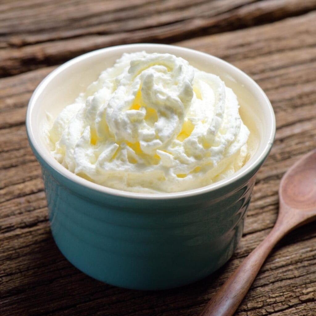 Crema batida en un plato pequeño