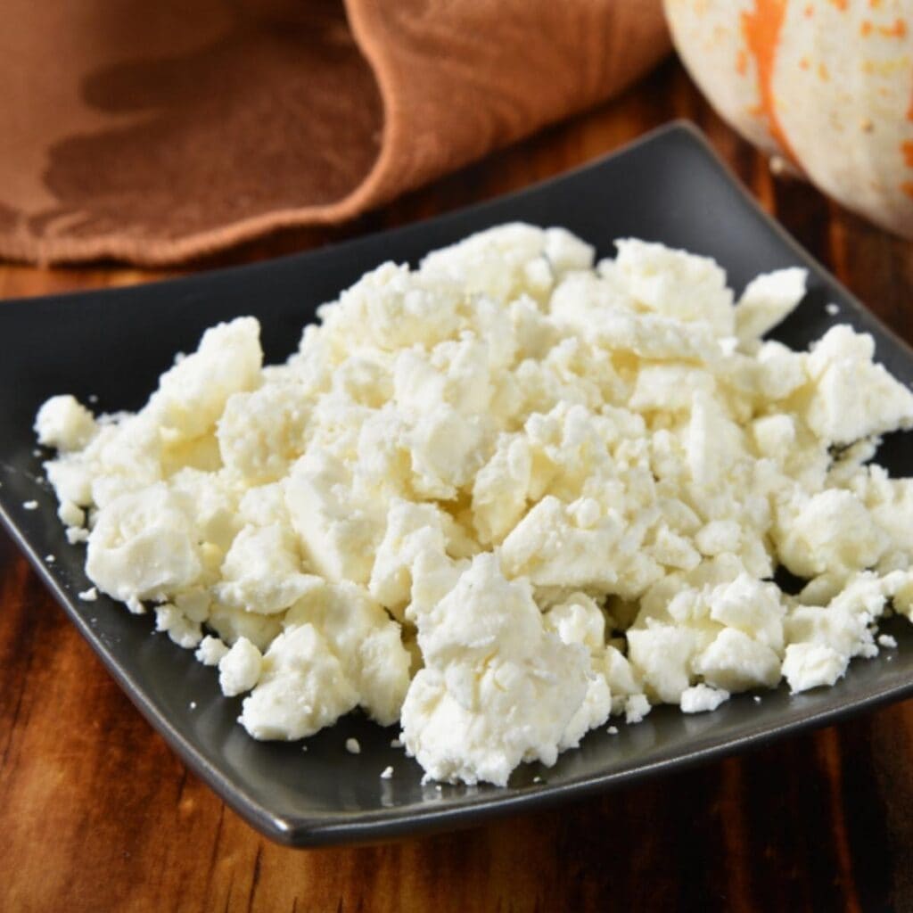 هڪ ڪارو پليٽ تي crumbled feta پنير