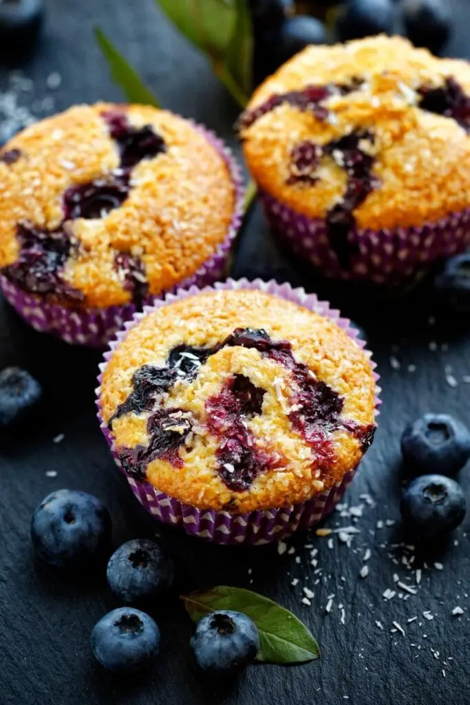 Sweet thiab Savory Blueberry Muffins