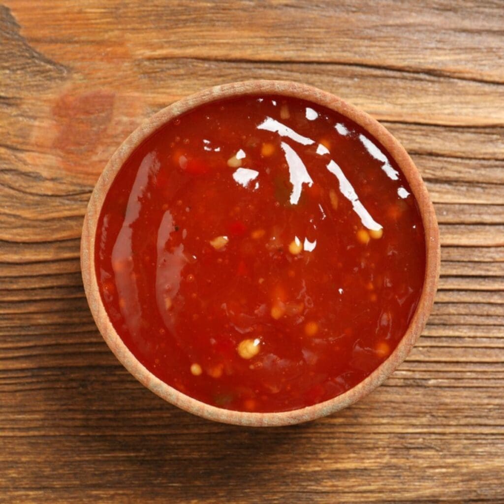 棕色小碗中的甜辣椒醬