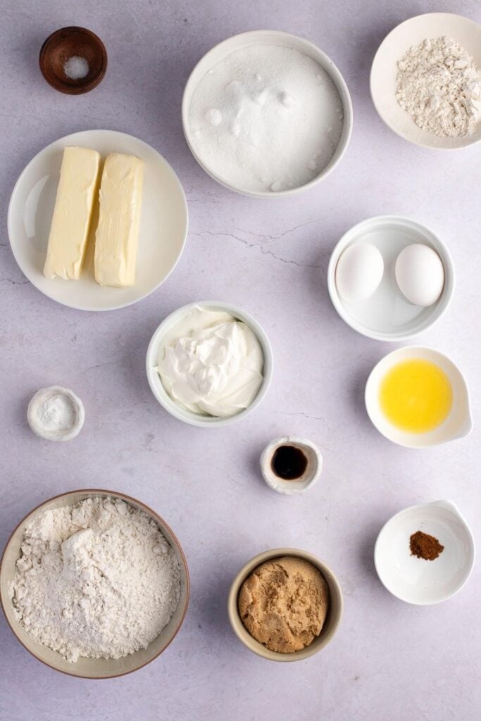 Acida krema kafo-kuko Ingrediencoj: sukero, faruno, butero, salo, ovoj, vanilo, akra kremo, cinamo kaj bruna sukero