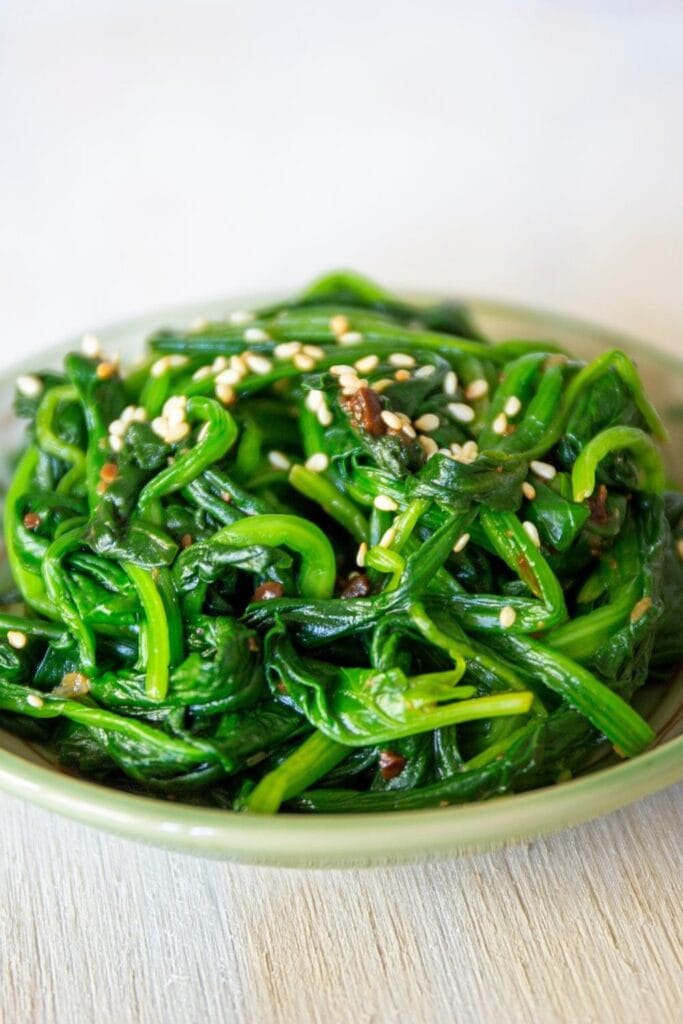 Koreansk krydret spinat med sesam og soyabønner
