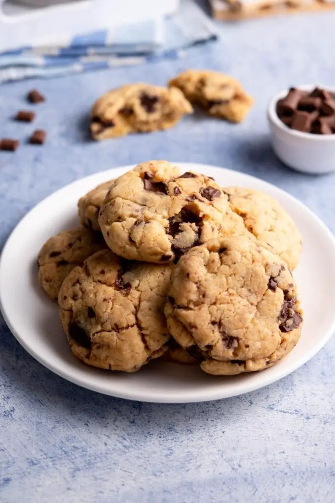 Weight Watchers Γλυκά μπισκότα με τσιπς σοκολάτας με φυστικοβούτυρο σε ένα πιάτο