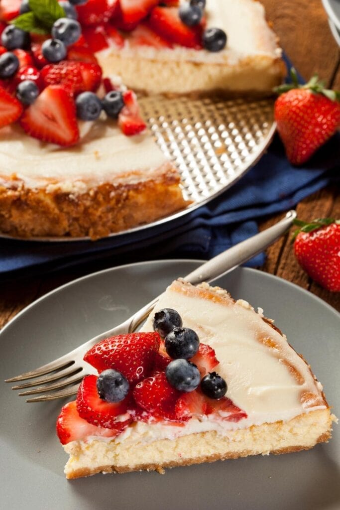 Gluten-dawb cheesecake nrog strawberries thiab blueberries