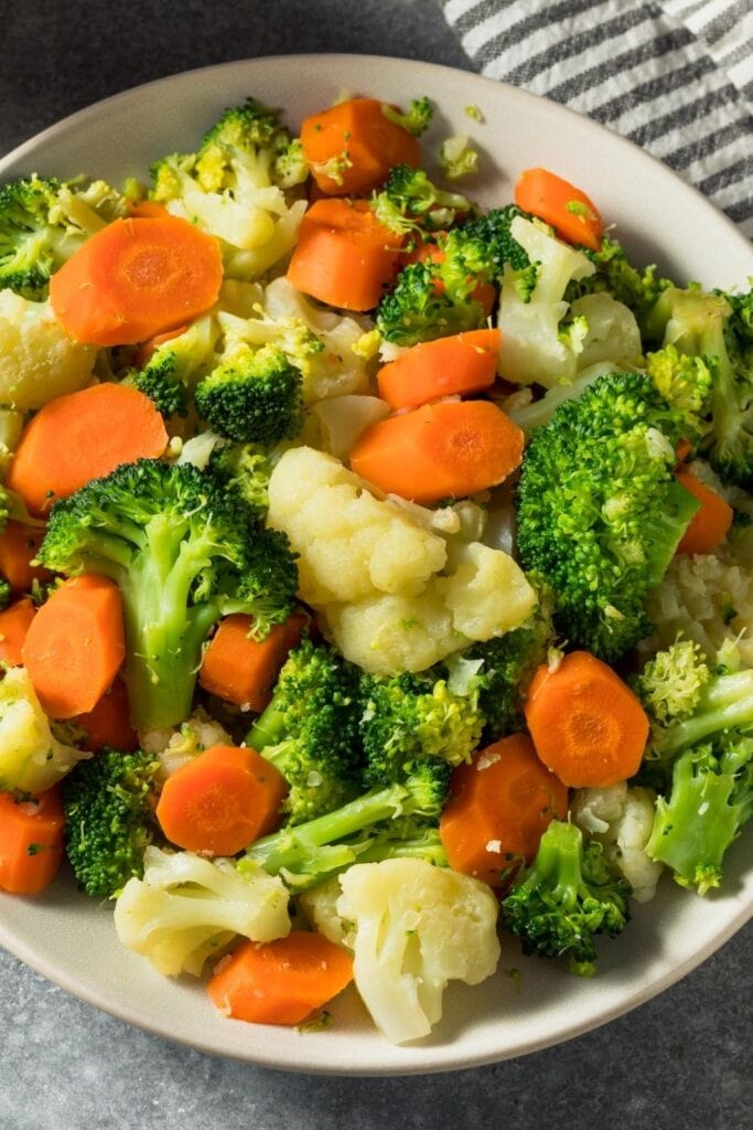 Steamed broccoli nrog cauliflower thiab carrots