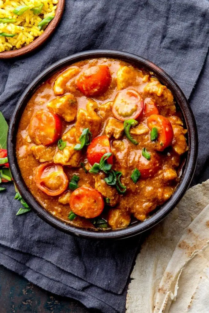 Curry indio de cerdo con arroz y pan naan
