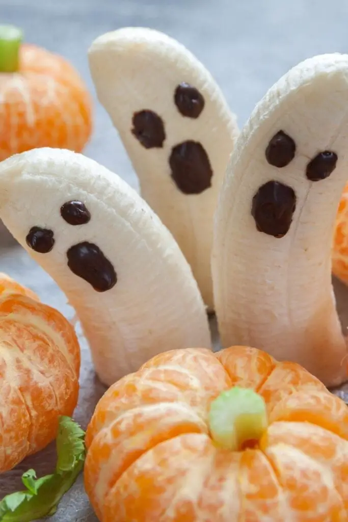 健康的万圣节水果款待，包括香蕉和橙子
