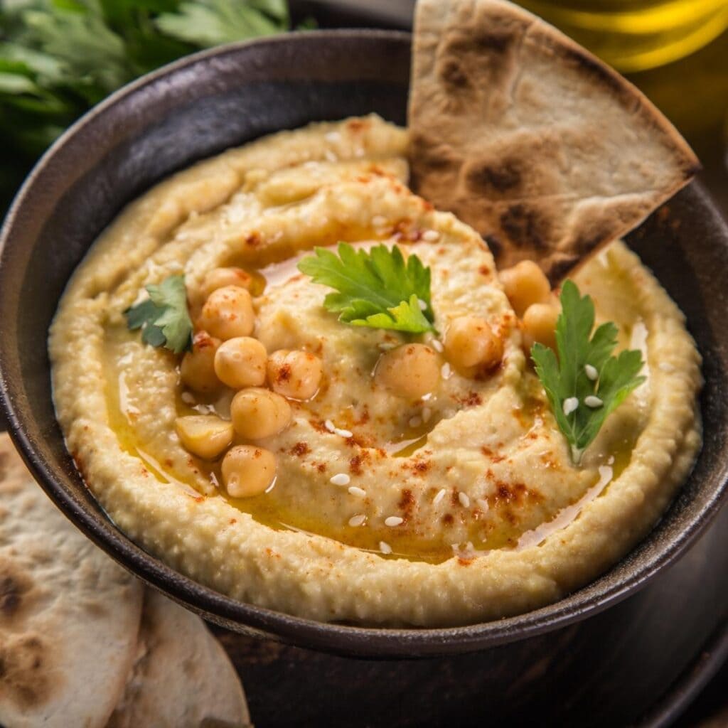 Hummus de garbanzos casero con aceite de oliva y pan de pita