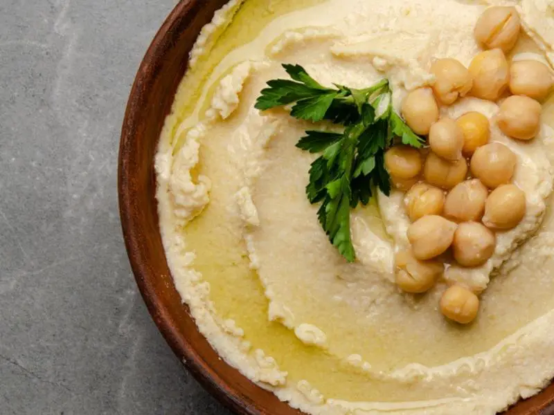 Hummus bedek met kekerertjies en pietersielie