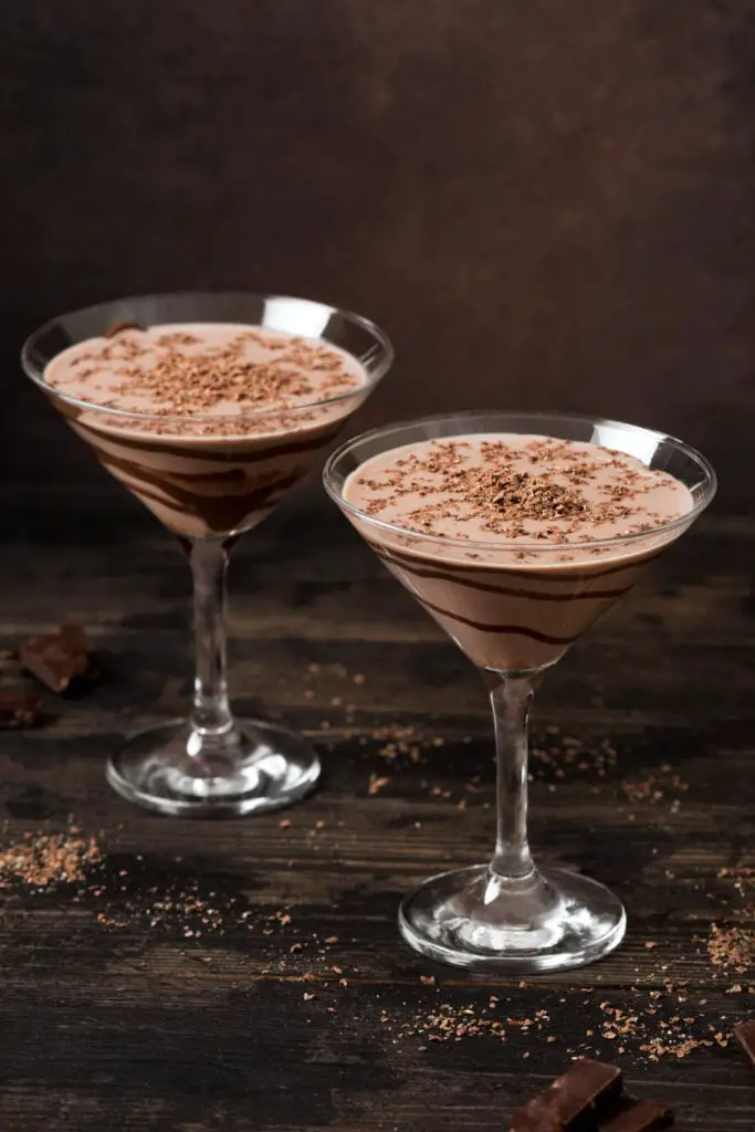 Godiva Chocolate Martini sobre un fondo marrón