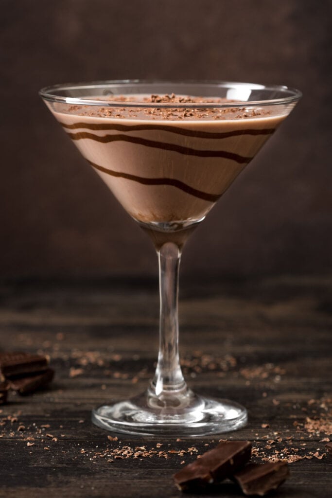 Godiva Chocolate Martini ຢູ່ເທິງໂຕະໄມ້