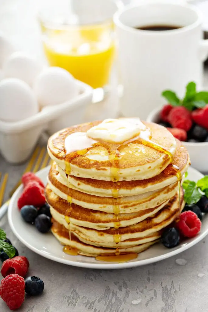 Kegembiraan Memasak Pancake dengan madu, mentega, dan buah-buahan