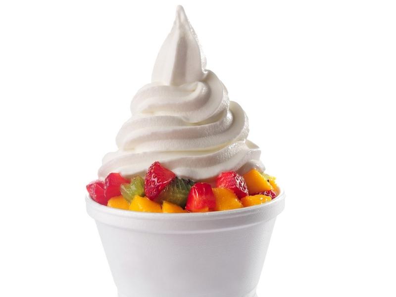 Frutas frescas en rodajas cubiertas con yogur helado