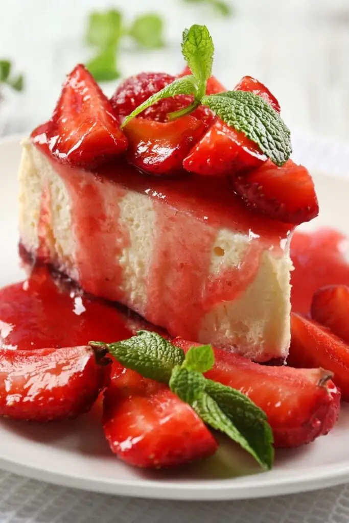 一片芝士蛋糕配上甜草莓
