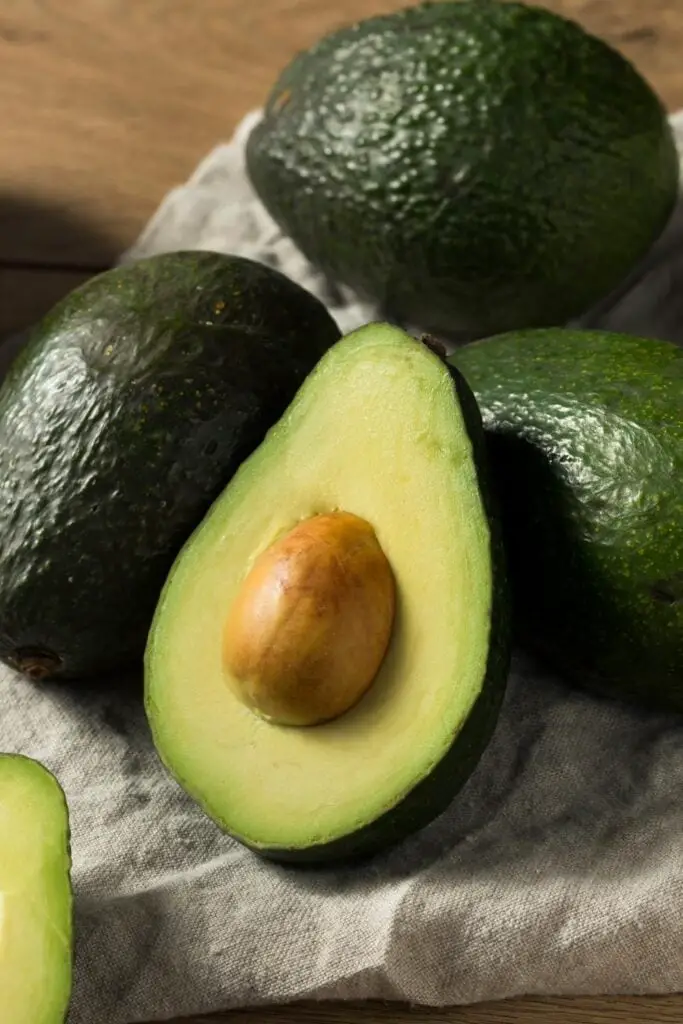 Rå økologiske grønne avocadoer