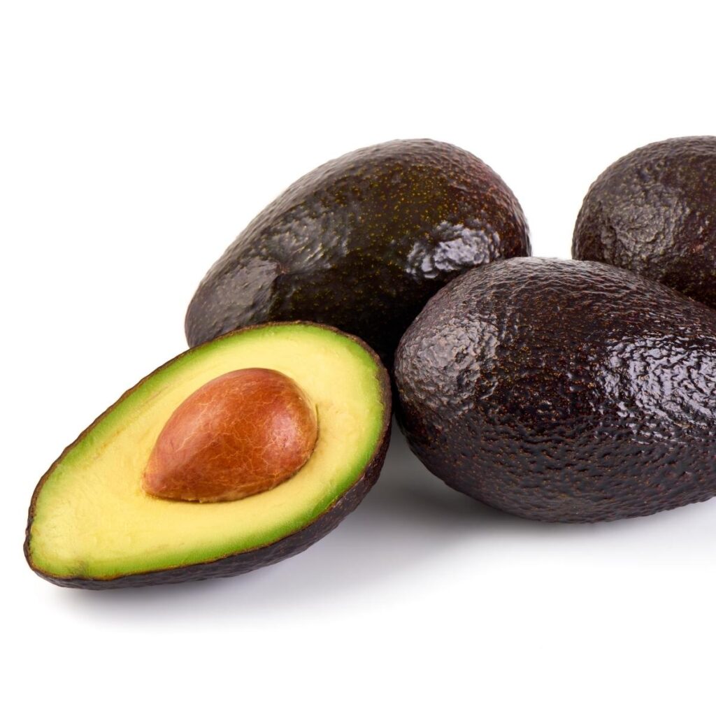 Gwen økologiske avocadoer på en hvid baggrund