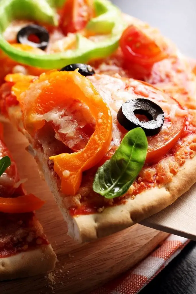 Pizza Vegetariana amb Tomàquet, Alfàbrega i Olives Negres