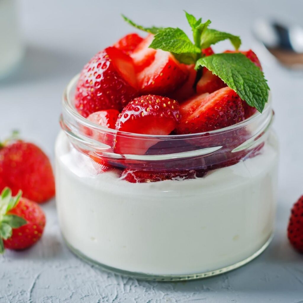 Yogurt Yunani kalayan strawberries seger dina mangkok kaca