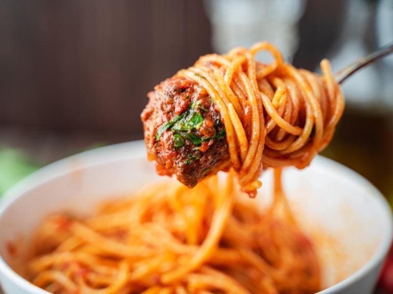 Tazón de espaguetis con albóndigas