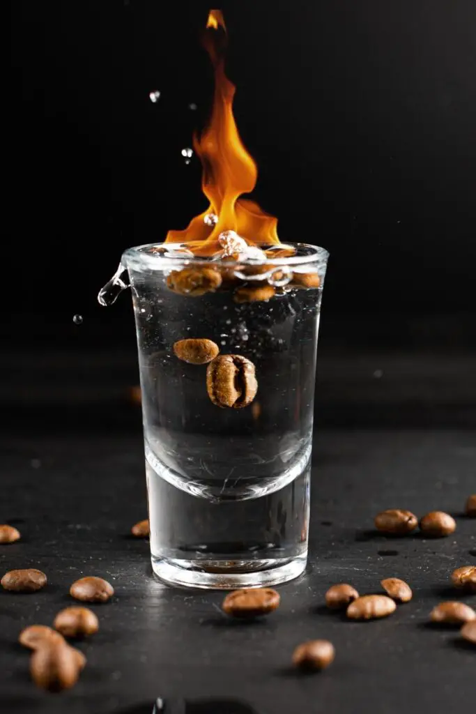 Bir shot bardağında Boozy Coffee Sambuca