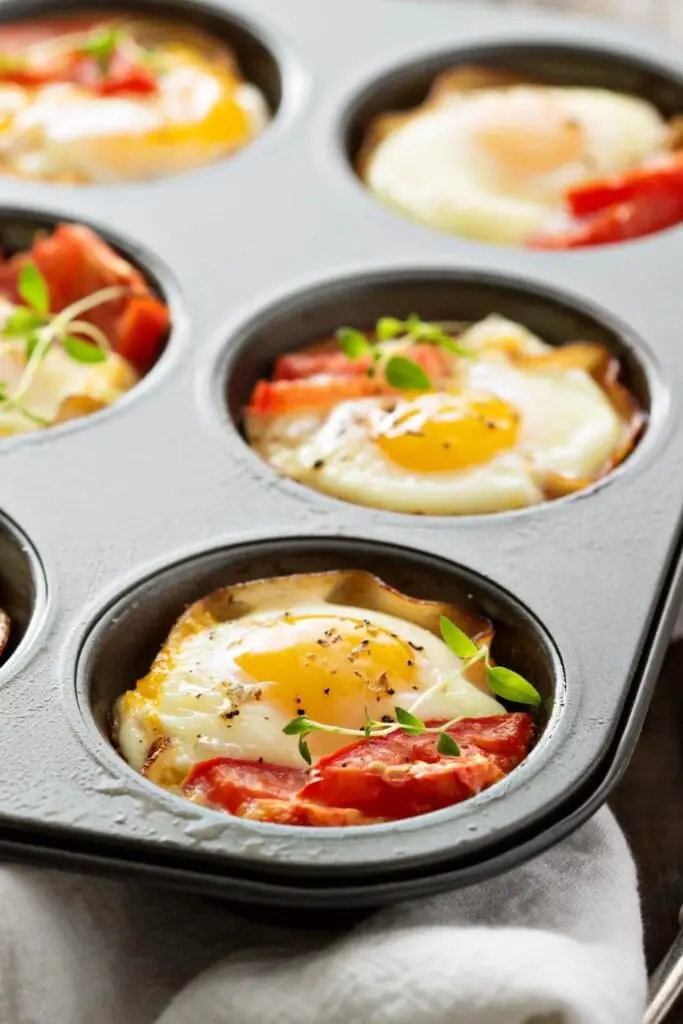 Huevos horneados simples en una bandeja para muffins