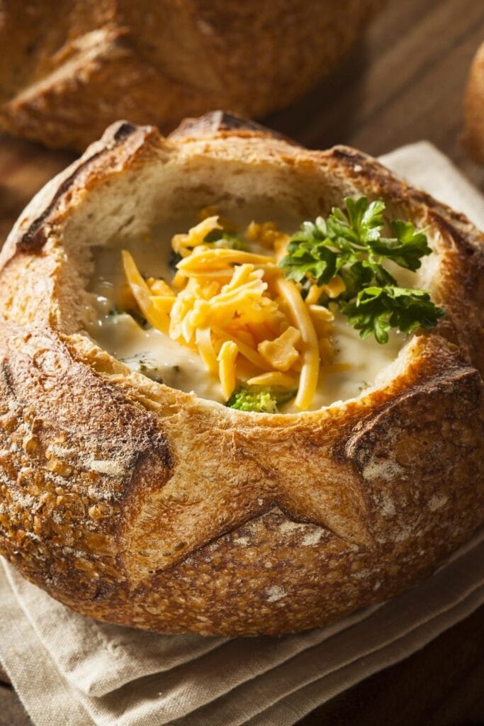 Sopa casera de brócoli y queso cheddar en un bol de pan
