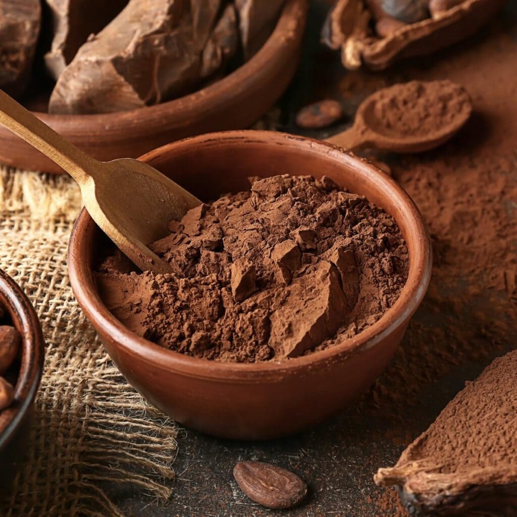 Cacao en polvo en un recipiente de madera