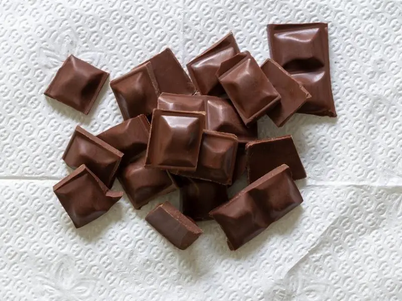 Bloques de chocolate en un papel de seda blanco