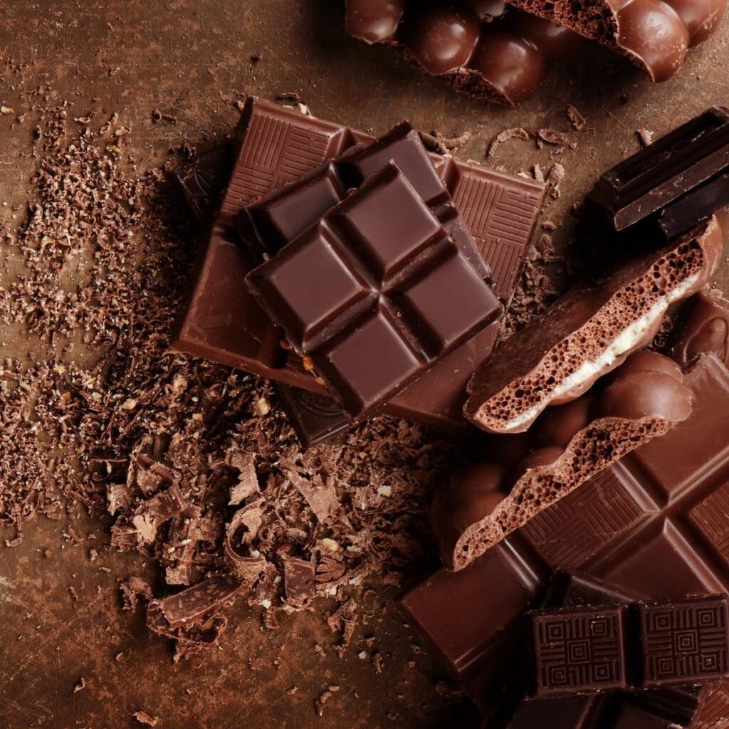 Trozos de barras de chocolate dulce