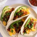 Gesonde en smaaklike tacos bedien op 'n bord
