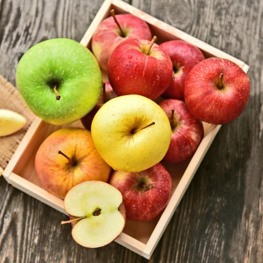 Variedades orgánicas frescas de manzanas amarillas, verdes y rojas